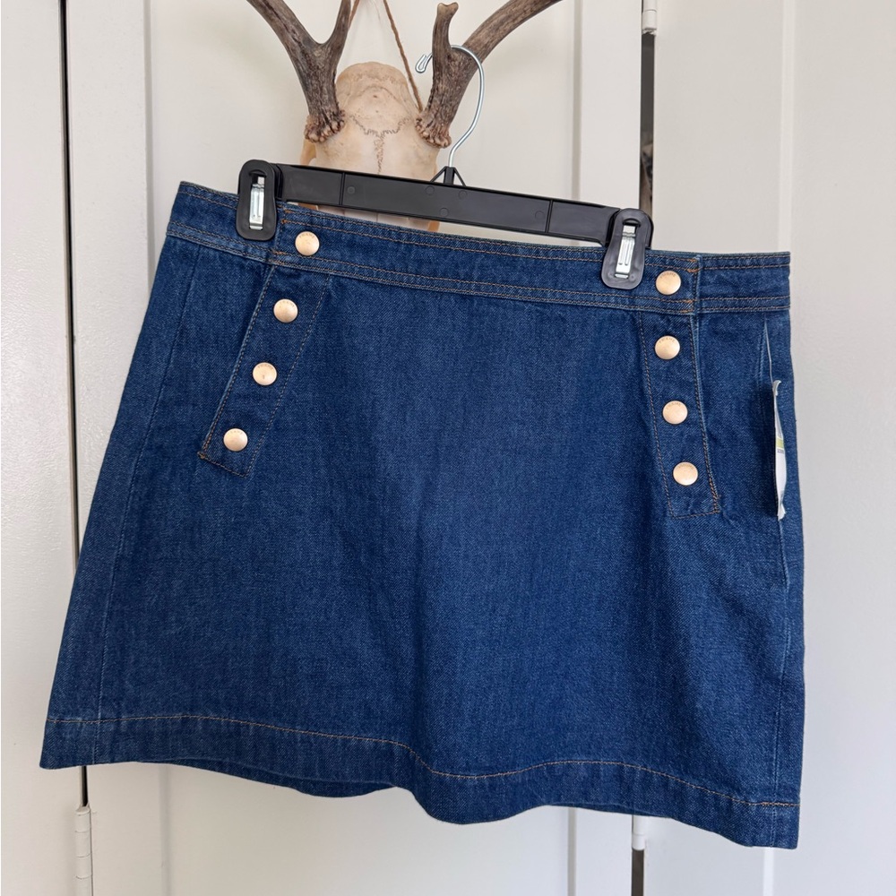 FRAME Denim Mini w gold snap buttons